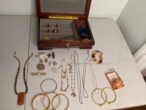 lot 74 image: Costume & Earthy Jewelry w Jewelry Box