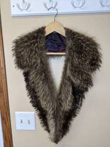 lot 94 image: Vintage Silver Fox Fur Collar