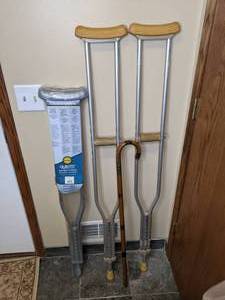 lot 100 image: Wood Cane & Crutches (2 Pair)
