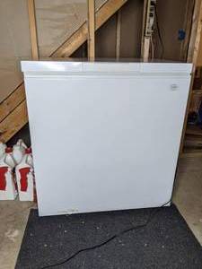 lot 4 image: Top Loading Crofton Chest Freezer