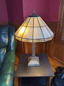 lot 36 image: Tiffany Style Stained Glass Table Lamp - As Is