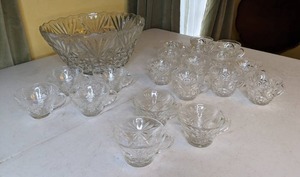 lot 41 image: 20 Piece Glass Punch Bowl and Cup Set