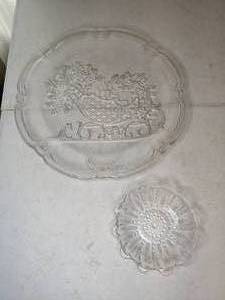 lot 43 image: Glass Christmas Platter and Dish