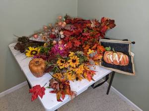 lot 180 image: Colorful Autumn Decor