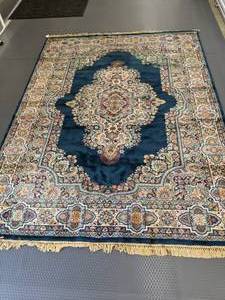 lot 120 image: 8 x 11 Traditional Area Rug with Fringe
