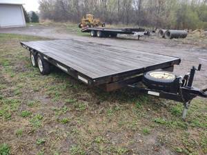lot 2 image: DCT Flatbed Trailer