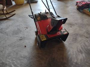 lot 5 image: Honda HS 621 4 Stroke Snow Blower