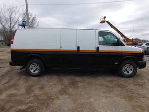 lot 7 image: 2009 Chevy 3500 Express Van