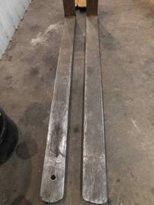 lot 21 image: Class III Forks - 2 x 5 x 68