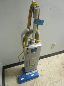 WINDSOR VERSAMATIC PLUS COMMERCIAL UPRIGHT VACUUM
