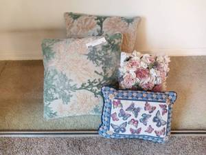 Beautiful Lot Of Vintage 4 Throw Pillows