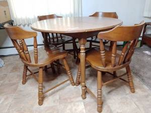 Colonial Dining Room Set, Adjustable Table & 4 Chairs (Valued $250)