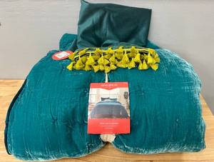 lot 61 image: King Sized Teal Velvet Tufted Stitch Quilt w Matching Curtain Panel