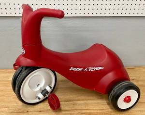 lot 91 image: Radio Flyer Ride on Toddler Tricycle