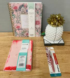 lot 92 image: Pineapple Book Ends and Organizer Planners Lot