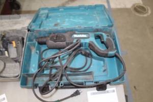 lot 47 image: Makita ConcreteMetal Drill HR2475  with Plastic Case