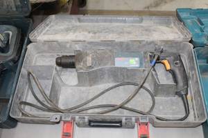 lot 49 image: Bosch Roto-Hammer Drill 11224  with Plastic Case