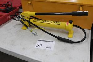 lot 52 image: Steel Dragon Tools Two-Speed Hydraulic Hand Pump 7475H  with Metal Case
