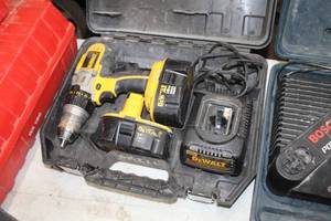 lot 83 image: DeWalt 18V Cordless XRP DrillDriver  12 DCD940  with DeWalt 18VDC Batteries (x2), Charger and Plastic Case
