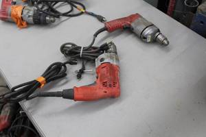 lot 303 image: Lot of (2) Milwaukee Drills