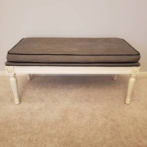 lot 120 image: Chic Hounds Tooth Bench