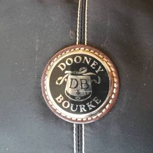 lot 123 image: Stylish Dooney Bourke Bag Set