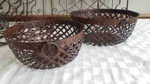 lot 158 image: Swirling Metal Wall Dcor and Baskets