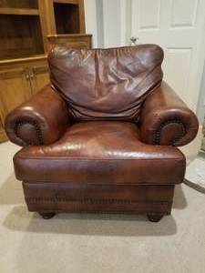 lot 18 image: Ultra-Comfortable Leather Chair and Ottoman by Leather Creations