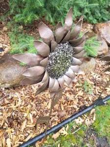 lot 172 image: Pretty Metal Flower Garden Decoration