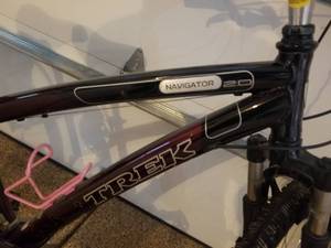lot 77 image: Trek Navigator 2.0 Commuter Bike