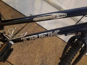 lot 76 image: Trek Navigator 300 Commuter Bike