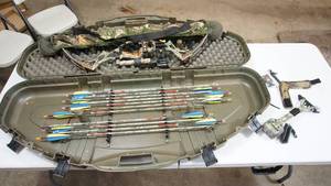 lot 11 image: Hoyt VTEC Compound Bow with Case