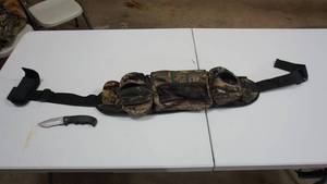 lot 18 image: Mad Dog Camoflage Fanny Pack  Knife with Gerber Holder