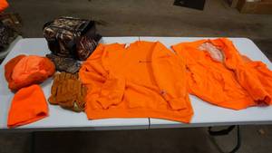 lot 19 image: Hunting Sweatshirt  Vest  Gloves & Hats  Camouflage Cooler Bag