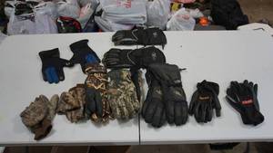 lot 74 image: Hunting & Fishing Gloves