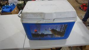 lot 132 image: Rubbermaid Blue & White Cooler
