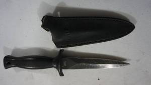 lot 136 image: Hunting Knife with Sleeve