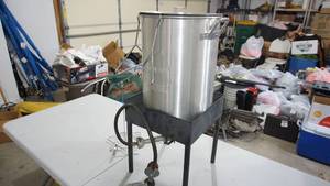 lot 139 image: Outdoor Turkey Fryer
