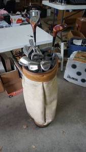 lot 157 image: Dunlop Golf Clubs with Golf Club Bag
