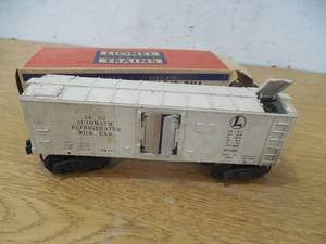 lot 146 image: LIONEL VINTAGE 3472 AUTOMATIC REFRIGERATED MILK CAR TRAIN CAR