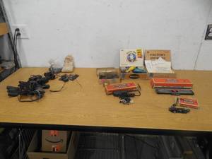 lot 152 image: Assorted Lionel Train Lot of controls and parts
