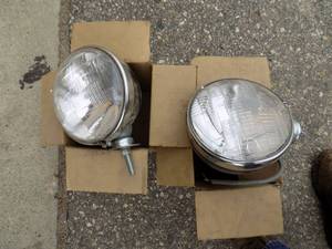 lot 8 image: 2- Headlights