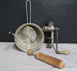 lot 20 image: VINTAGE KITCHEN UTENSILS