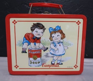 lot 33 image: VINTAGE LUNCH BOX