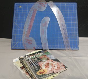lot 65 image: CUTTING MATT WITH LAZY SUSAN