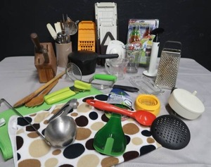 lot 104 image: MISC KITCHEN UTINSILS