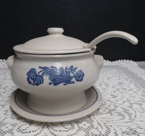 lot 107 image: PFALTZGRAFF SOUP TUREENE