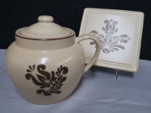 lot 109 image: PFALTZGRAFF BEAN POT & TRIVIT