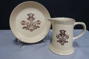 lot 112 image: PFALTZGRAFF PIE PLATE & CREAMER
