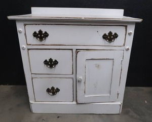 lot 123 image: VINTAGE DRY SINK